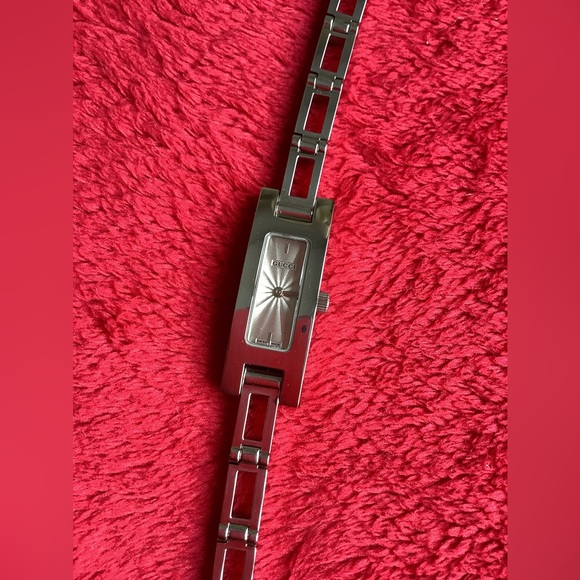Very attractive ❤️Gucci❤️watch 🌹 - Picture 7 of 13